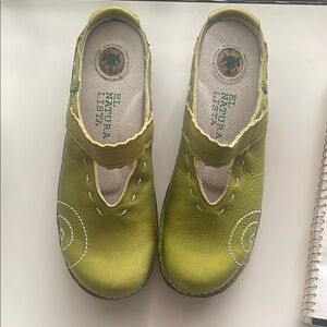 El Naturalista Green Clogs